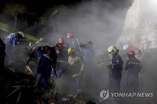러시아 미사일 공격을 받은 키이우 건물