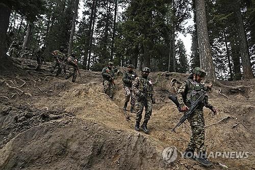 수색작전 펼치는 인도군