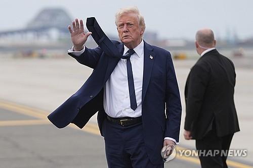 교황 장례 참석후 귀국한 트럼프 미국 대통령