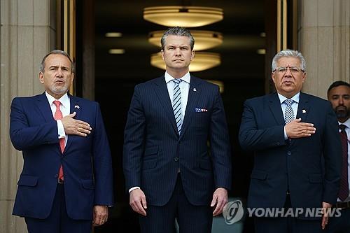페루 외교(좌) 및 국방(우)장관 만난 헤그세스 미 국방장관