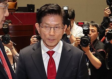굳은 표정 김문수
