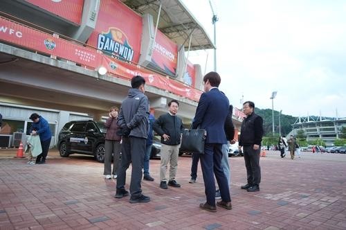 지난 3일 경기장 출입을 제한받은 육동한 춘천시장과 공무원
