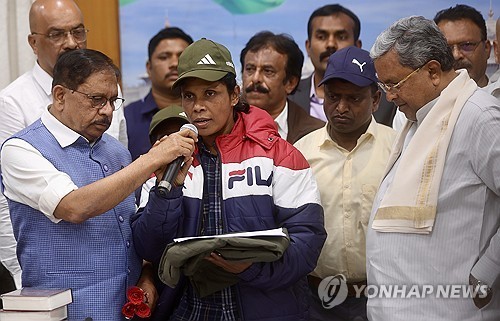 투항 후 지난 1월 브리핑에서 발언하는 마오주의 공산 반군 조직원
