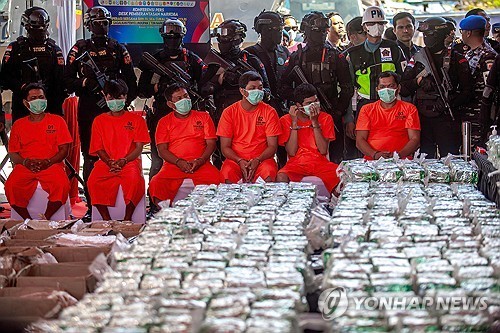 인니서 체포된 마약 밀수 용의자들과 역대 최대 규모 필로폰