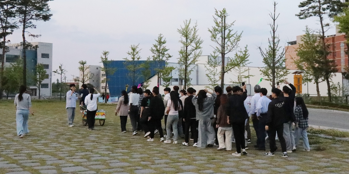 길놀이 사전 연습에 모인 외국인 유학생들
