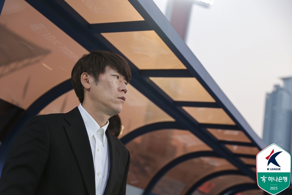 판정 불만 드러낸 수원FC 김은중 "누가 홈인지 모를 정도"