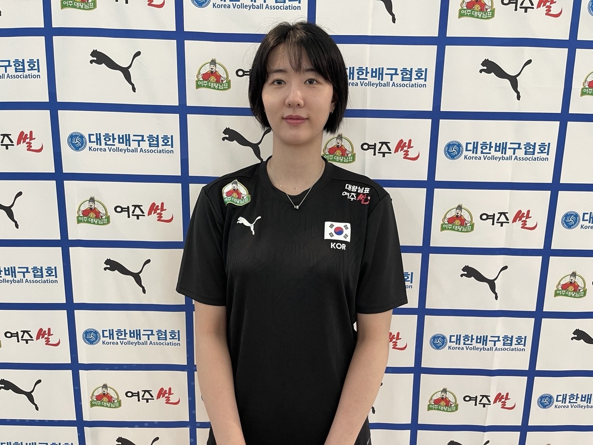 출국에 앞서서 취재진과 만난 여자배구 대표팀 주장 강소휘