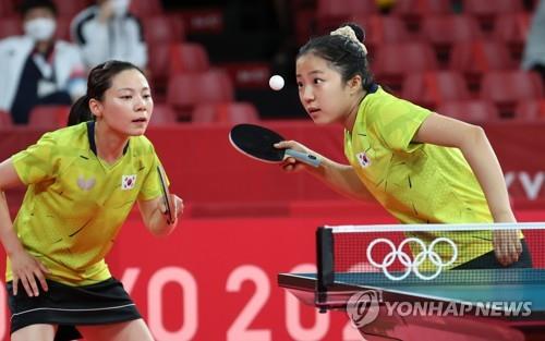 2020 도쿄 올림픽 때 복식 콤비로 나섰던 신유빈(오른쪽)과 최효주