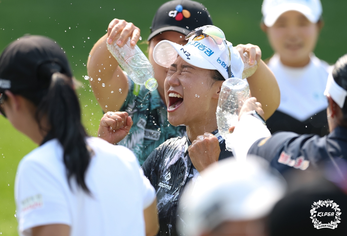 축하 물세례를 받는 정윤지.