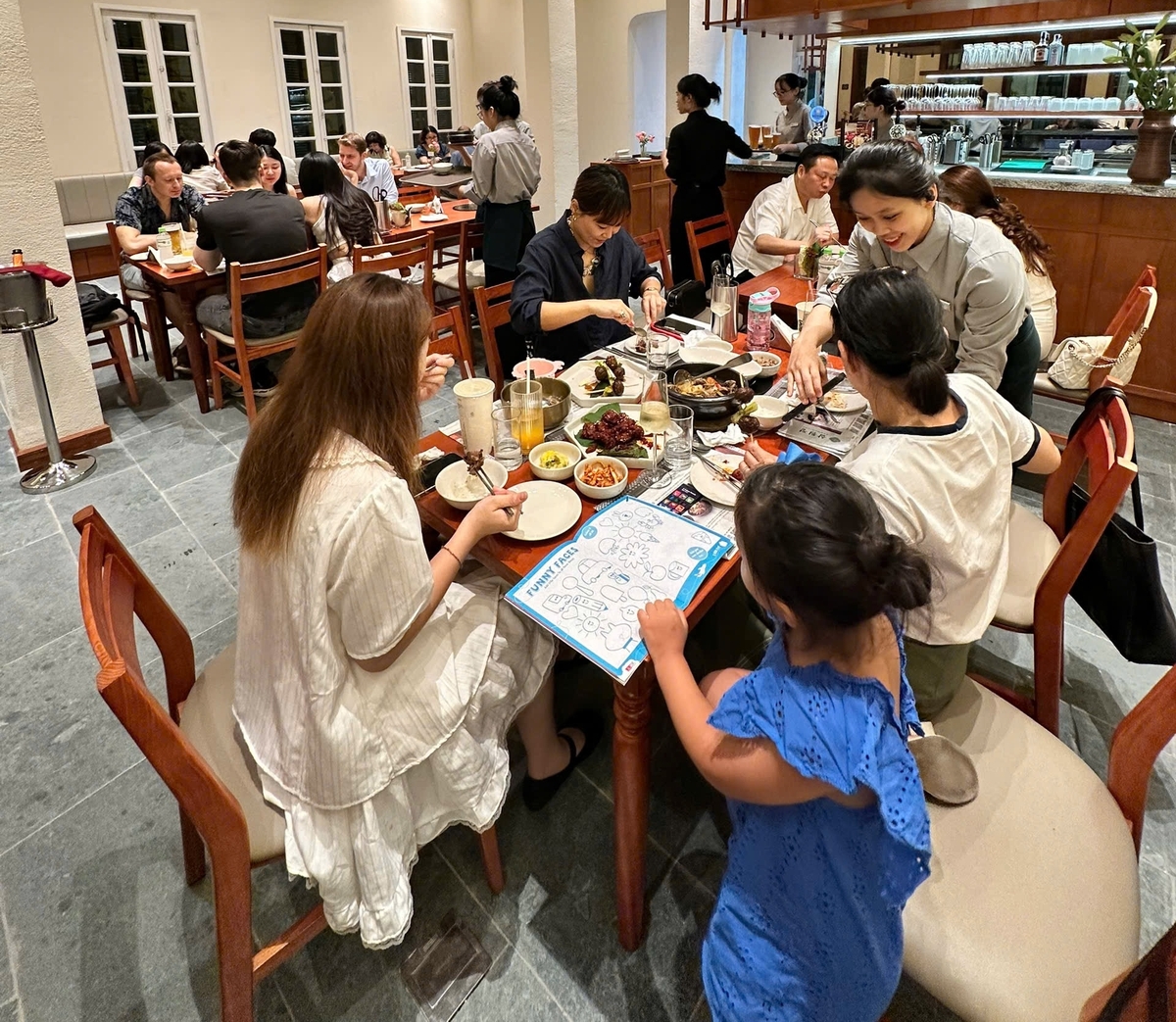 하노이 삼원정 2호점서 한식 맛보는 베트남 현지인들