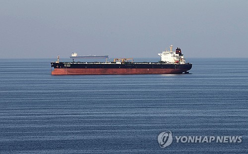 호르무즈 해협을 지나는 유조선