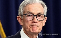 美연준, 트럼프 금리인하 압박에도 또 동결…성장률 전망은 내려