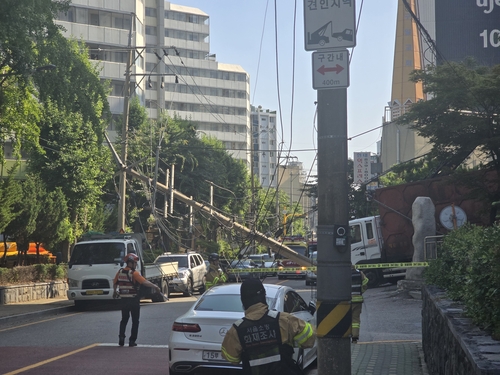 전봇대 쓰러지며 구로구 373세대 정전…밤 11시 복구 예상(종합)