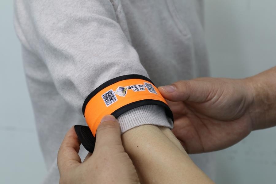 해루질 사고 막자…군산해경, LED로 위치 알리는 손목…