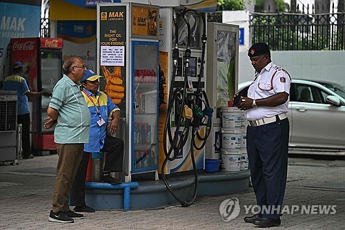 노후차량 연료 판매 단속하는 인도 경찰관