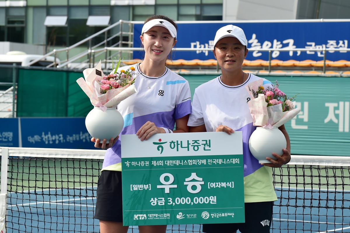여자 복식 우승 정효주(왼쪽)와 김나리.