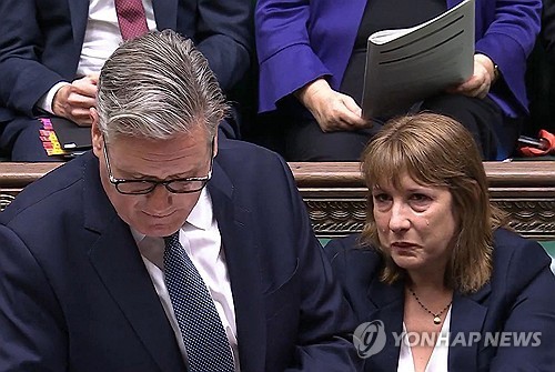 영국 재무장관 거취 혼란 속 '눈물'까지…국채금리 급등