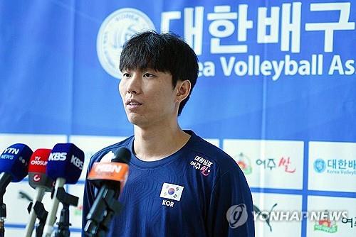 5월 남자배구 대표팀 소집 때 인터뷰하는 황택의