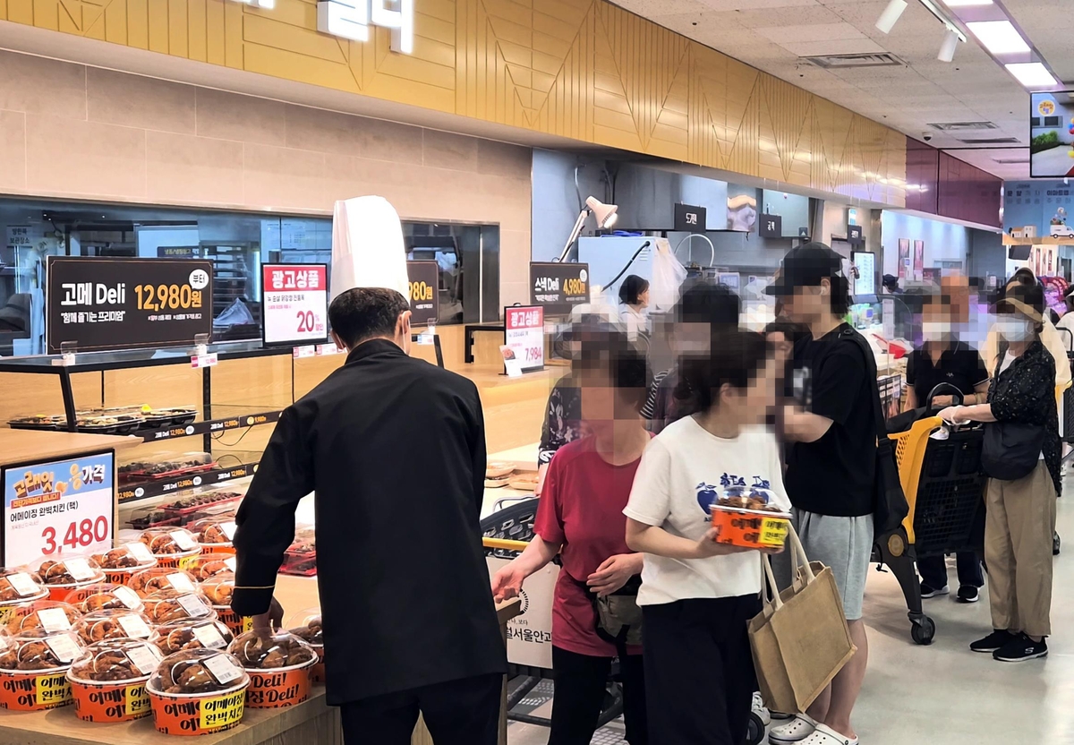 대형마트들 3천원대 치킨전쟁…배달치킨보다 싸 완판행렬