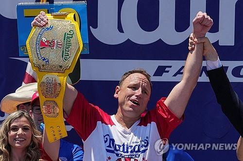 돌아온 '핫도그 챔피언'…美 대회서 10분에 핫도그 7…
