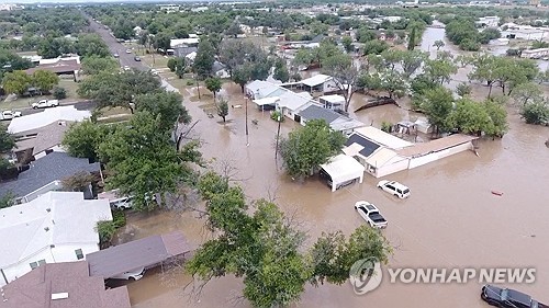 텍사스 홍수로 침수된 주택들