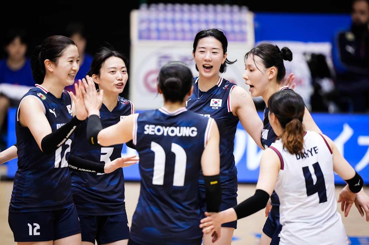 폴란드와 VNL 경기에서 파이팅 외치는 여자배구 대표팀 선수들