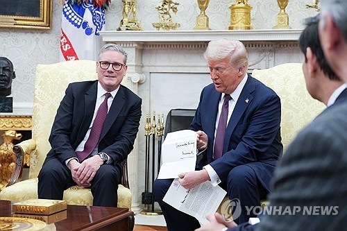 찰스 3세 영국 국왕의 국빈 방문 초청장 보여주는 트럼프