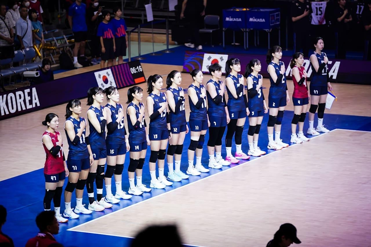 경기에 앞서서 국기에 경례하는 한국 대표팀