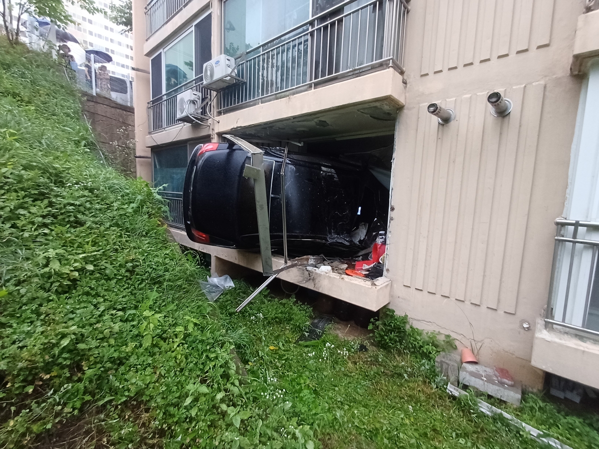 아파트 외벽 뚫고 1층 가정집으로 돌진한 승용차…2명 …