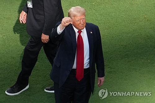 다시 주먹 치켜든 트럼프…