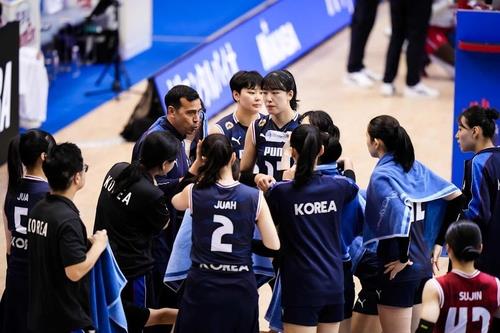 모랄레스 감독(중앙) 지시를 듣는 여자배구대표팀 선수들