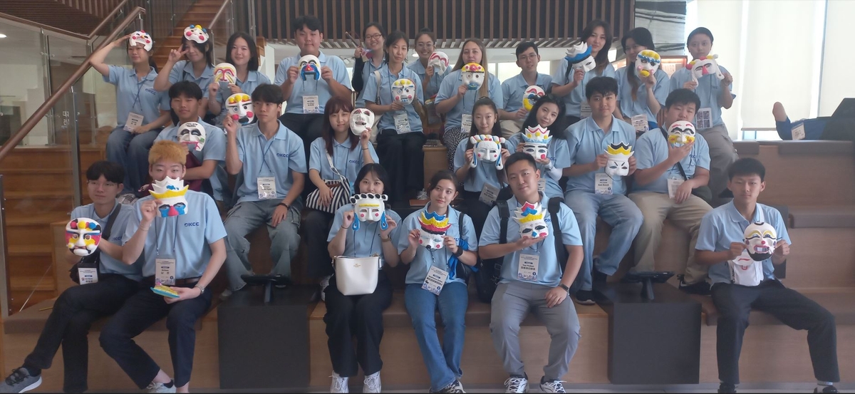 직접 만든 전통 탈 들고 기념 촬영하는 차세대 동포들