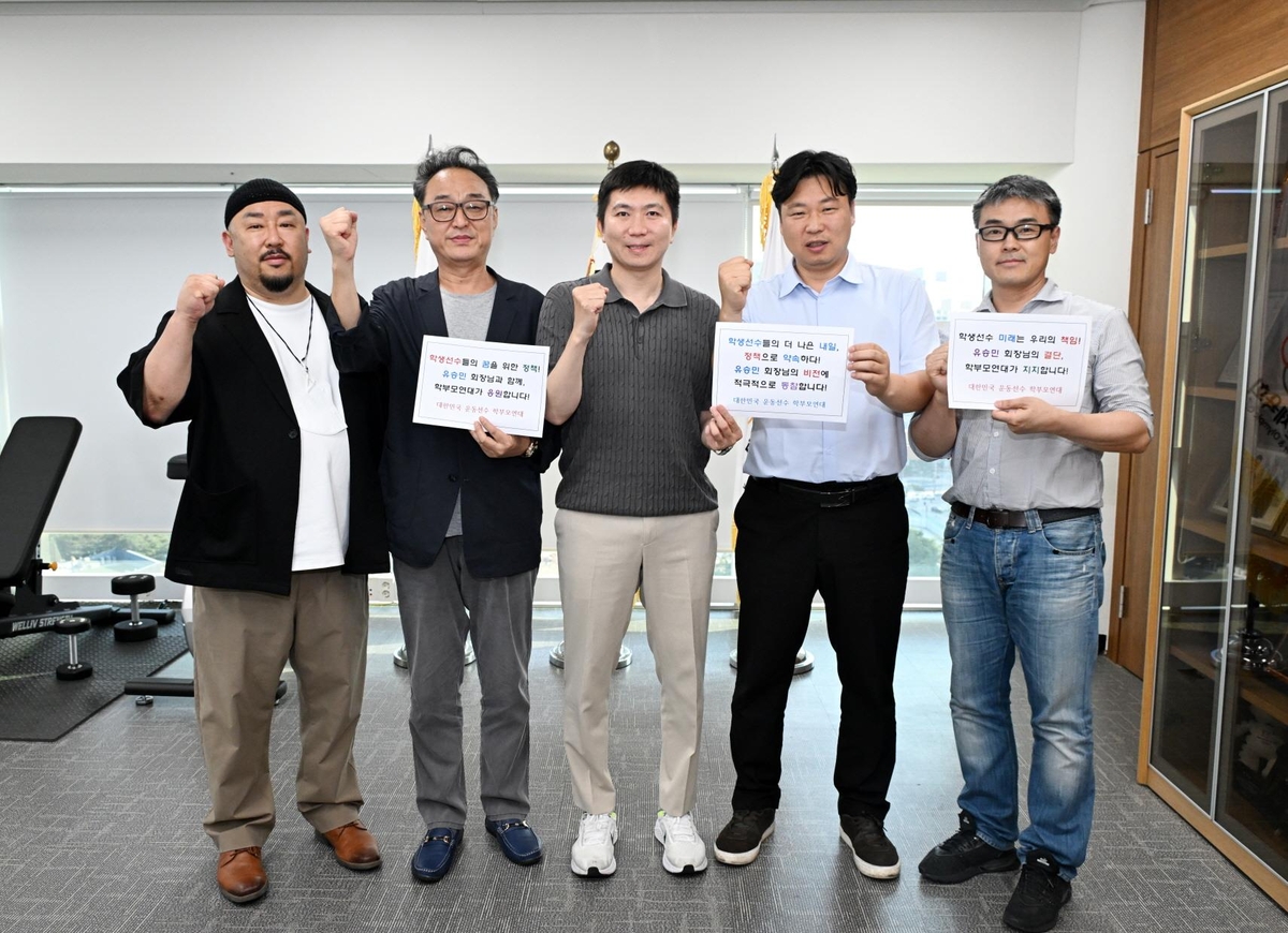 운동선수 학부모연대와 만난 유승민 대한체육회장(중앙)