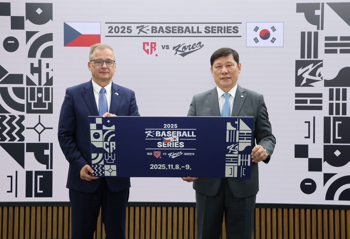 허구연 KBO 총재(오른쪽)와 얀차렉 주한 체코대사. 