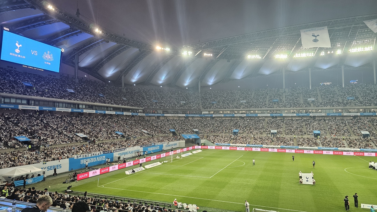 경기 시작 전 가득 찬 서울월드컵경기장 관중석