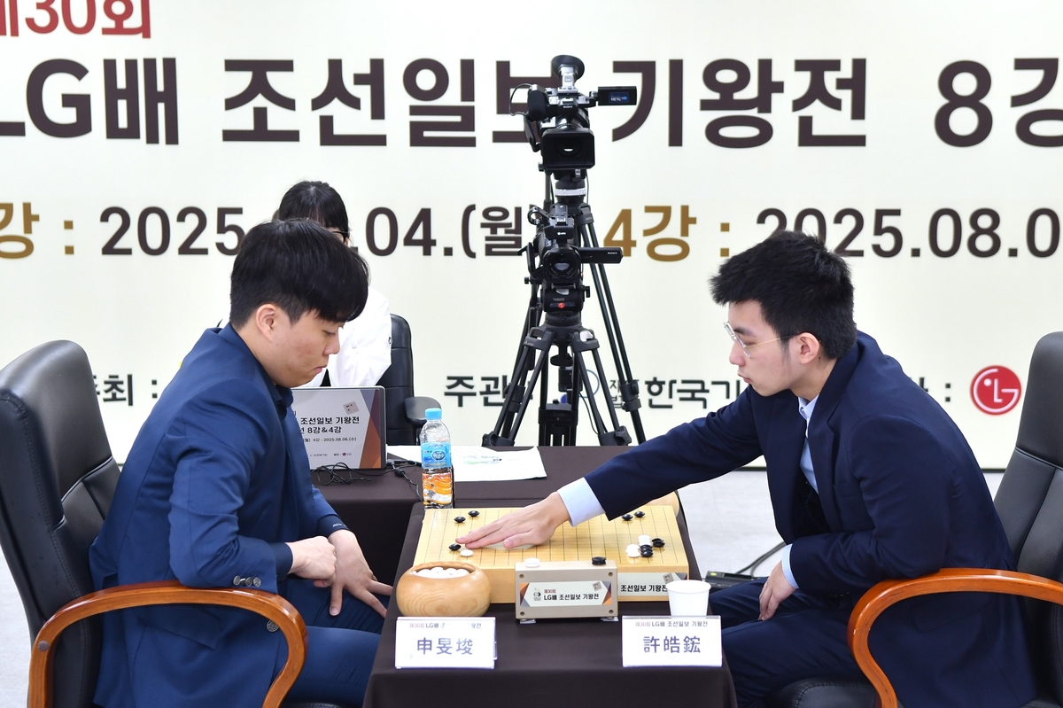 신민준(왼쪽) 9단이 쉬하오훙 9단을 꺾고 LG배 결승에 올랐다.