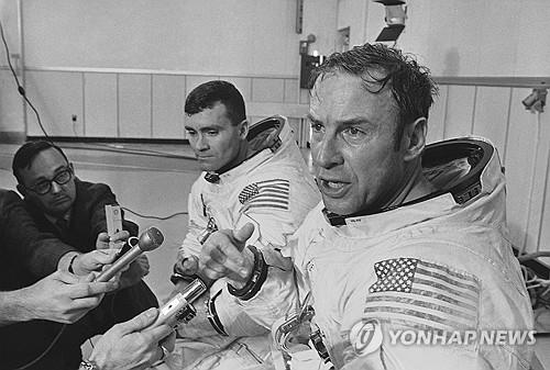 아폴로 13호 출발 전 기자회견 중인 러블 선장(1970년 4월)