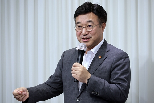 행안장관 "경찰국, 정부로서 수용할 수 없는 제도…이달중 폐지"