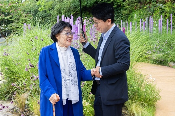 서울시 정무부시장, 이용수 할머니와 