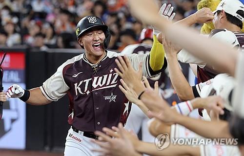 kt 안현민, 수비 중 부상으로 병원 이송…"종아리 근육 뭉쳐"