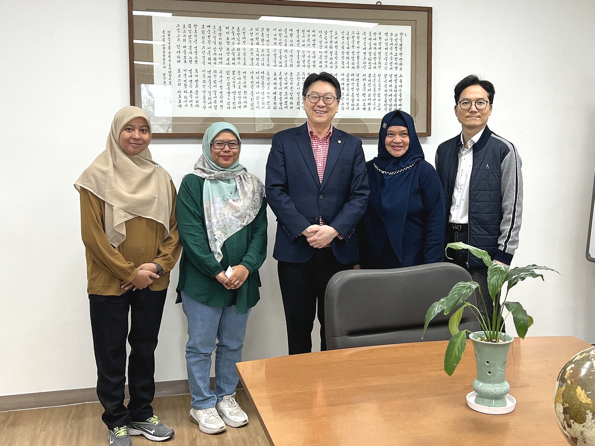 강준모 부총장(왼쪽 세번째)과 관계자들 기념촬영
