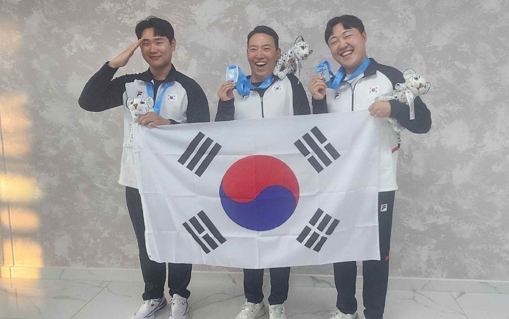 산탄총 스키트 남자 일반부 단체전 은메달을 딴 김민수, 이종준, 장자용(왼쪽부터)