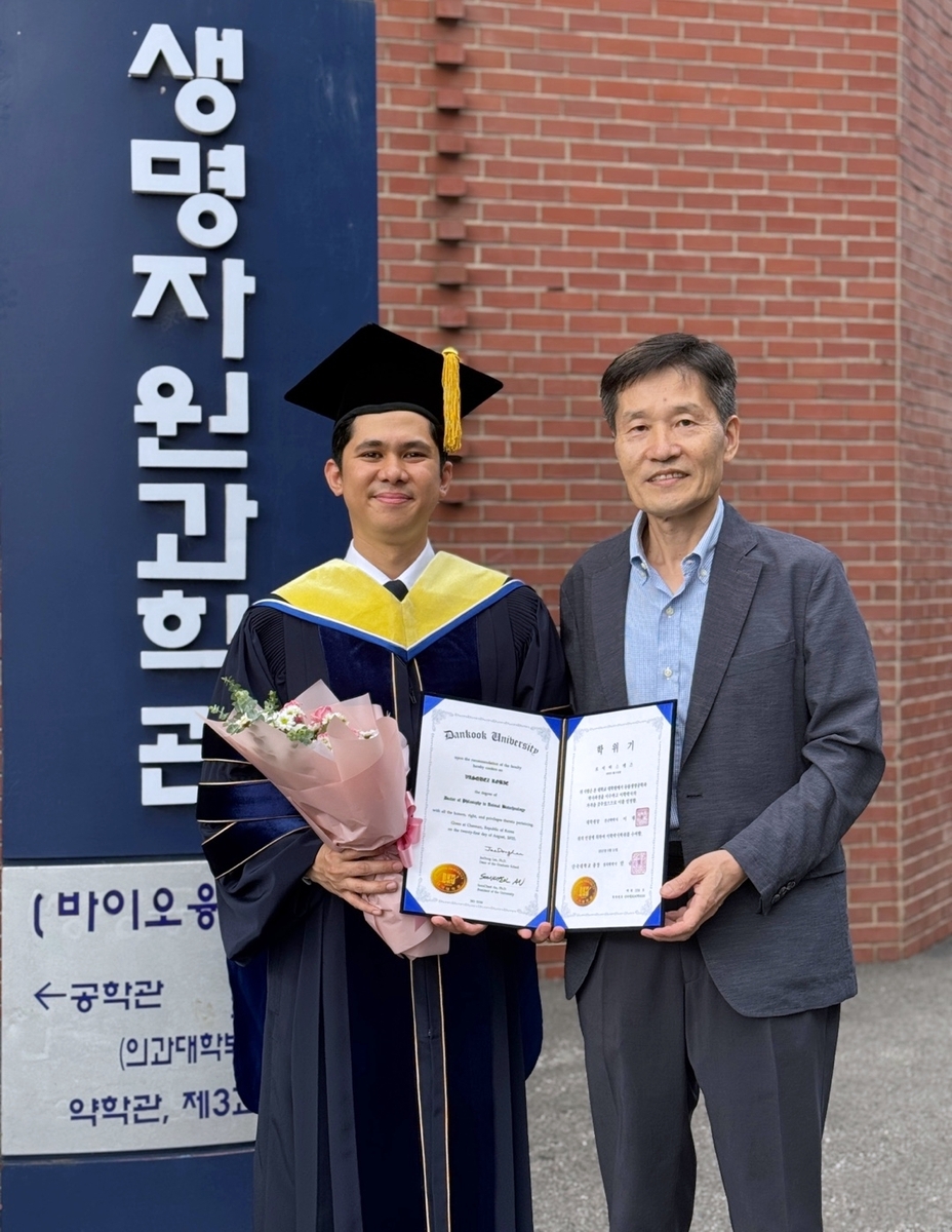 바스케즈 씨(왼쪽)와 강대경 교수