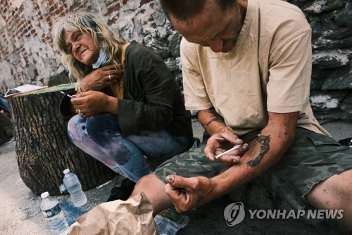 미국 거리에서 마약을 주사 중인 중독자들(자료사진)