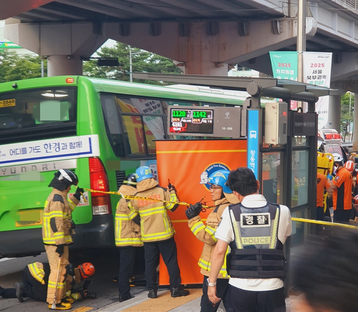 도봉구 창동서 60대 여성 버스에 다리 깔려 병원 이송