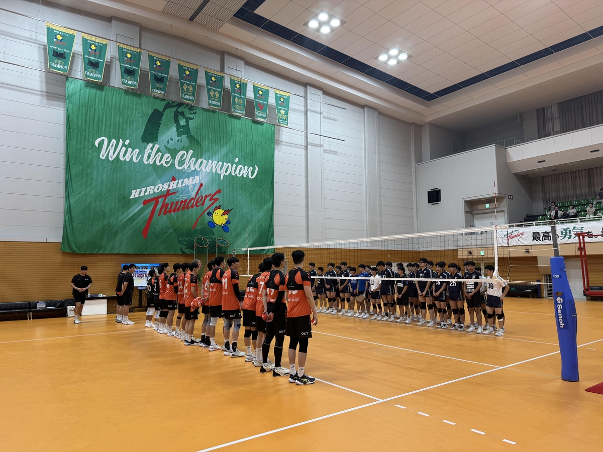 일본 전지훈련 중인 OK저축은행 선수들(왼쪽)