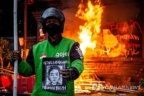 숨진 배달기사 초상화 든 동료 