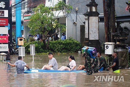 홍수로 물에 잠긴 발리 덴파사르