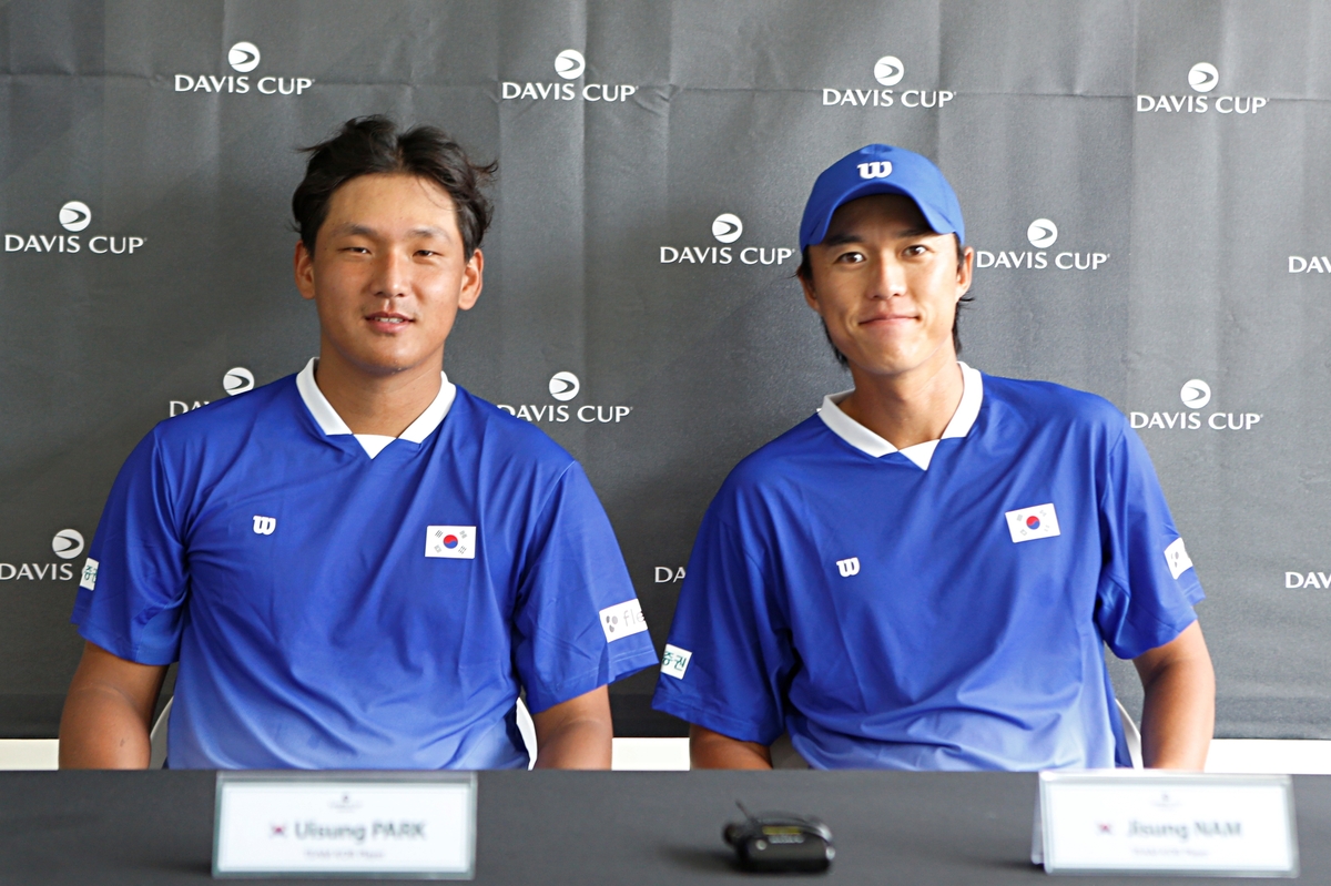 복식 승리를 합작한 박의성(왼쪽)과 남지성