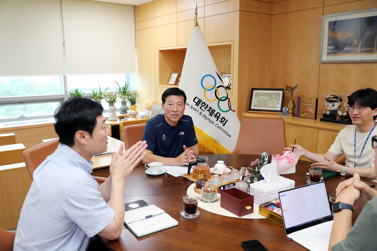 연합뉴스와 인터뷰하는 김택수 진천선수촌장